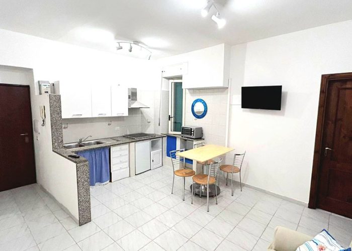 cucina moderna con zona pranzo della casa vacanze Mare Fuori a Ladispoli