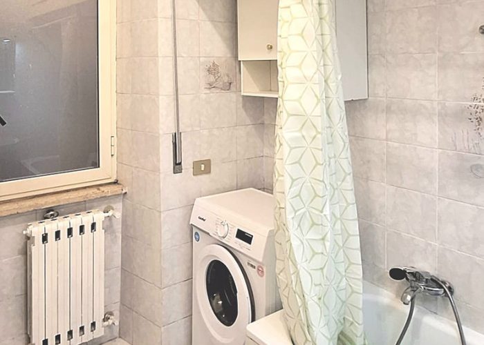 bagno con vasca e lavatrice della casa vacanze Mare Fuori di Ladispoli