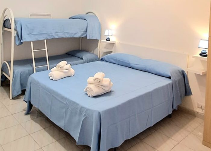 letto matrimoniale e letto a castello nella casa vacanze Mare Fuori a ladispoli