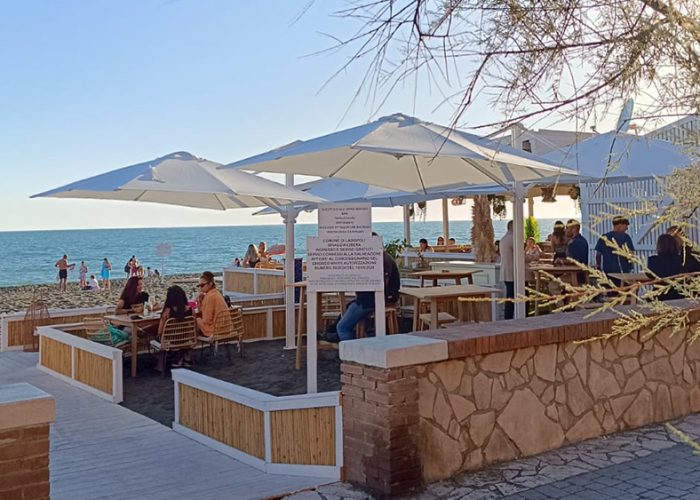 stabilimento balneare con tavoli vista mare a ladispoli vicino all’appartamento mare fuori