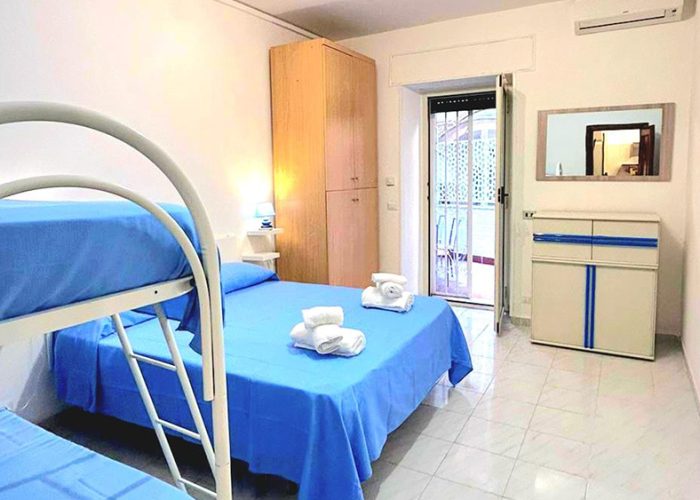 camera con letto matrimoniale e letti a castello appartamento mare fuori ladispoli