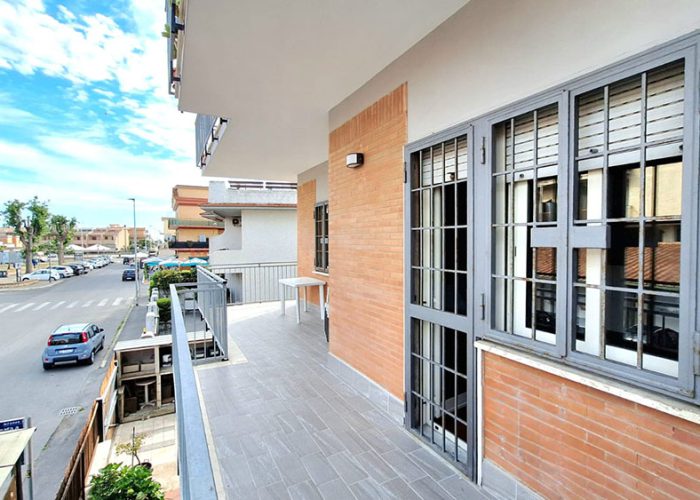 dettaglio balcone appartamento terrazza del mare con vista su strada e palazzi a ladispoli