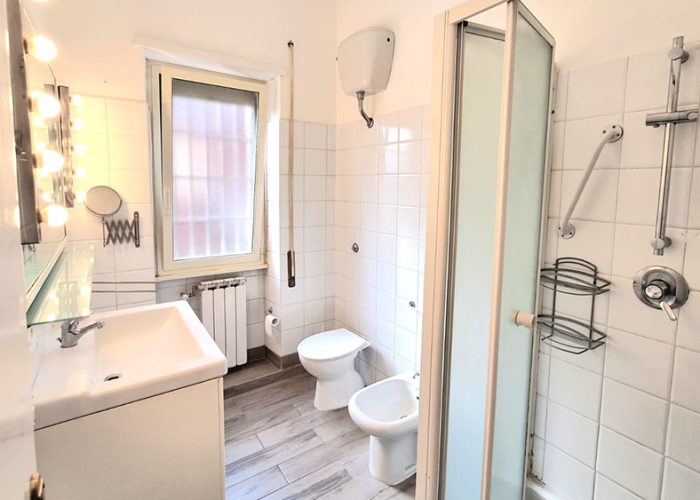 Bagno moderno con doccia, bidet e finestra dell’appartamento Terrazza del Mare, ideale per una casa vacanza a Ladispoli